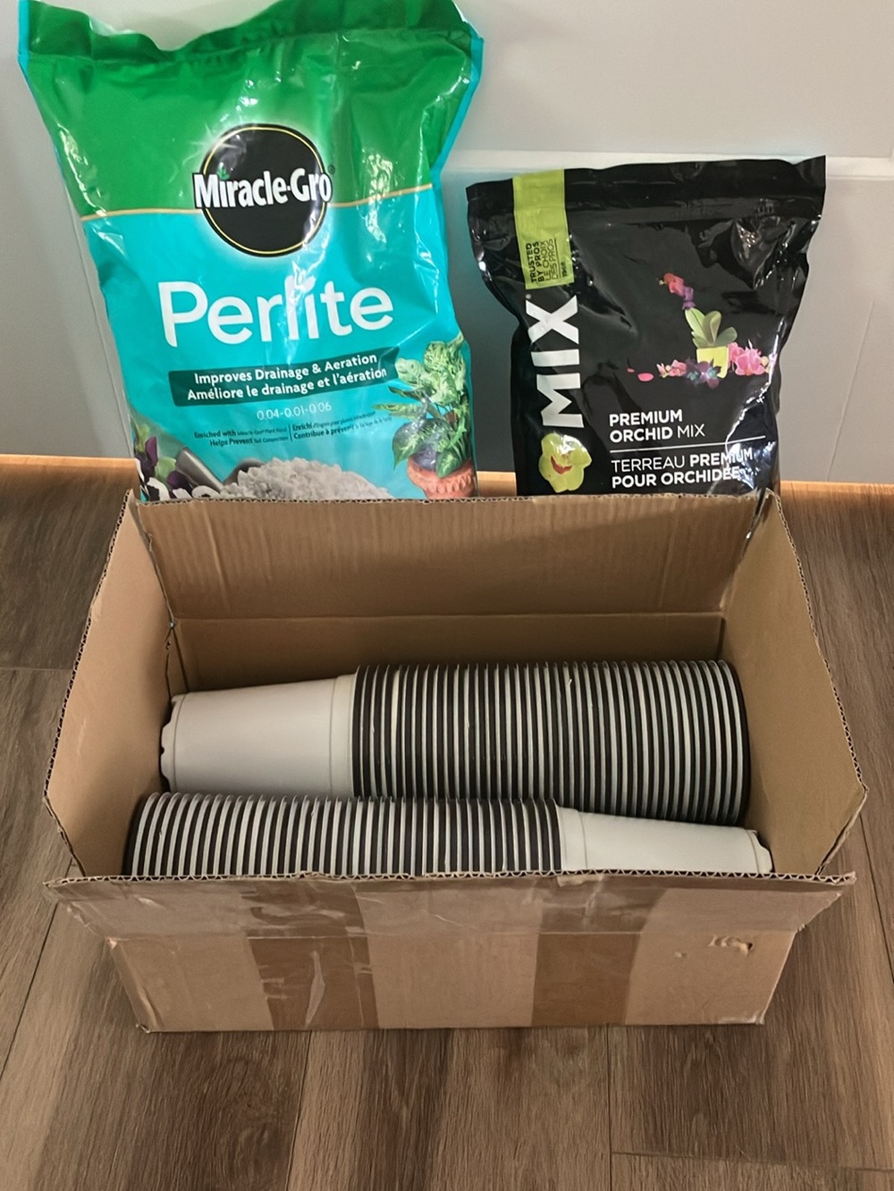 Miracle Gro Perlite & Orchid Mix with White and 72 White Nursery Pots